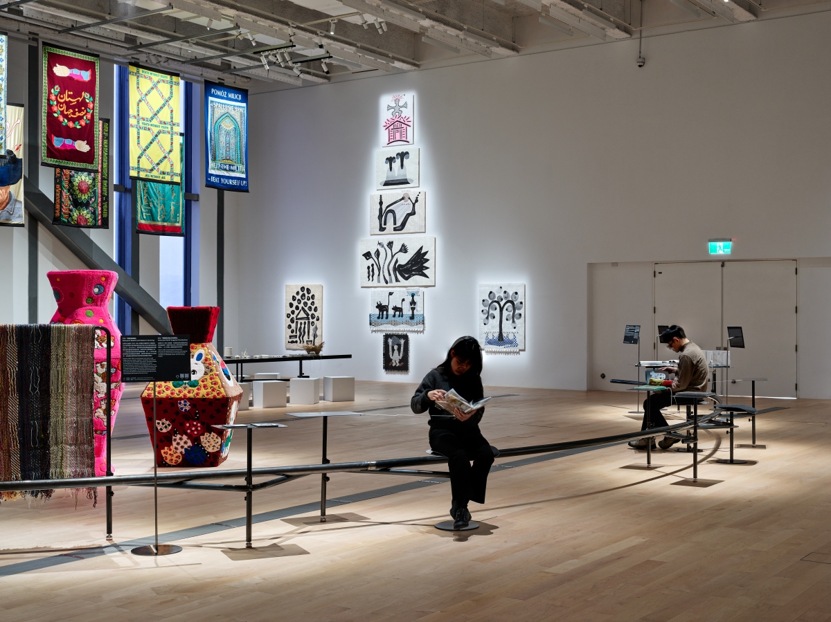 「棉線與石頭」展場一隅。（圖片提供：新北市美術館，攝影：揅空間工作室）