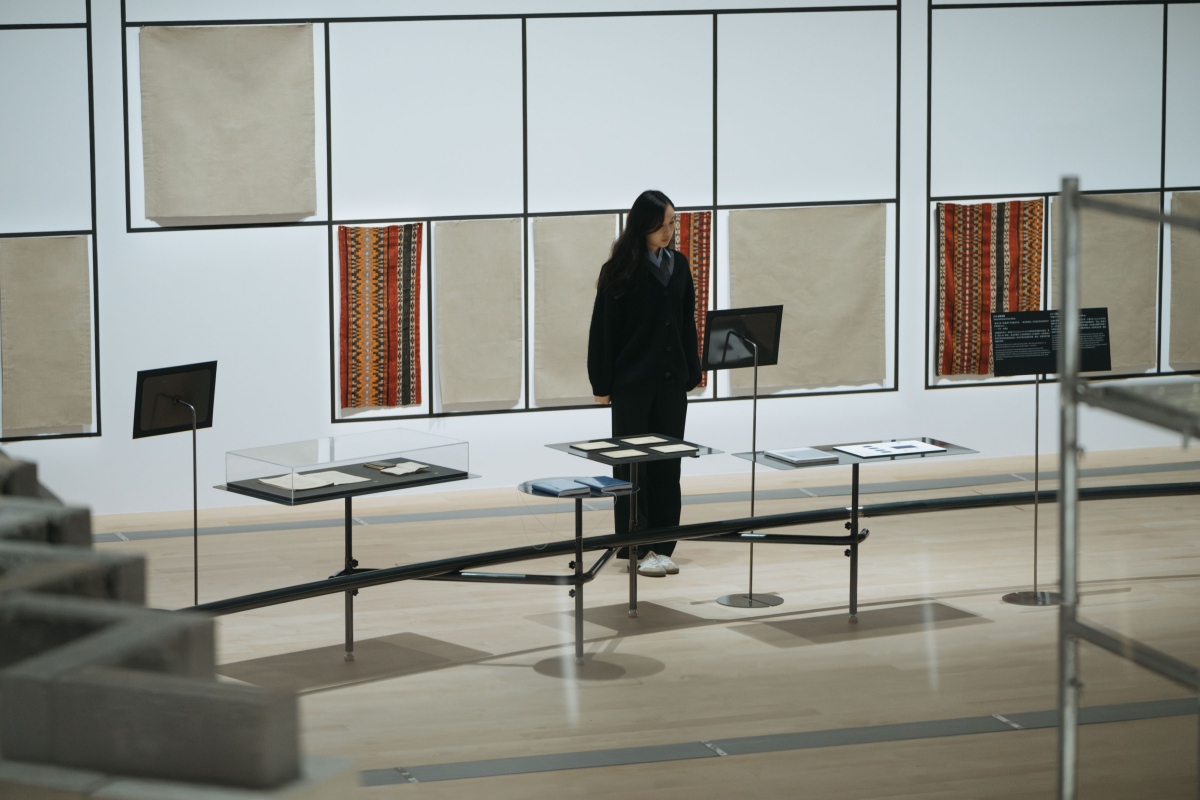 展覽「棉線與石頭」整合了歷史文物、研究檔案、影像紀錄、傳統工藝與當代藝術裝置等多元形式。（圖片提供：新北市美術館，攝影：林軒朗） 