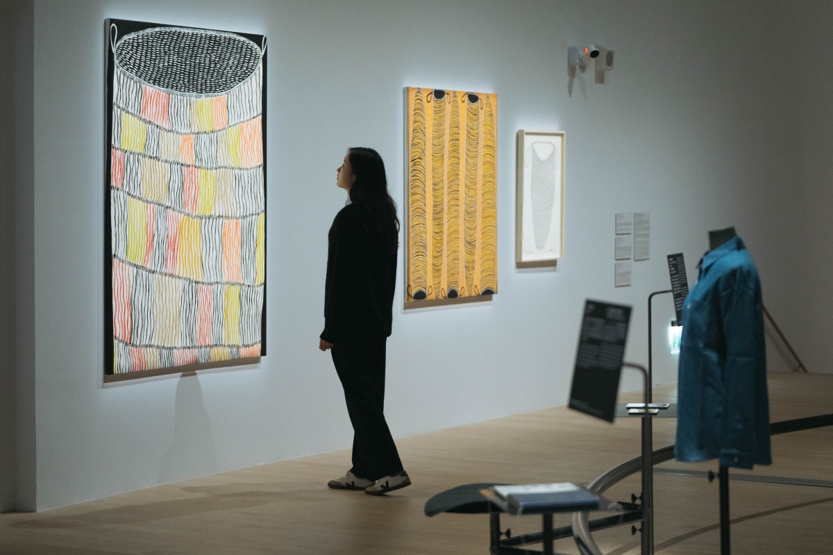 奇倫·卡里普爾，〈五個魚陷阱〉、〈大提袋〉、〈小提袋〉，2025。（圖片提供：新北市美術館，攝影：林軒朗）