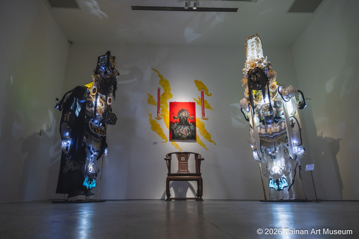 霞海城隍廟的七爺八爺，電氣神將系列范將軍、謝將軍，出自藝術家李育昇之手。（圖片提供：南美館）