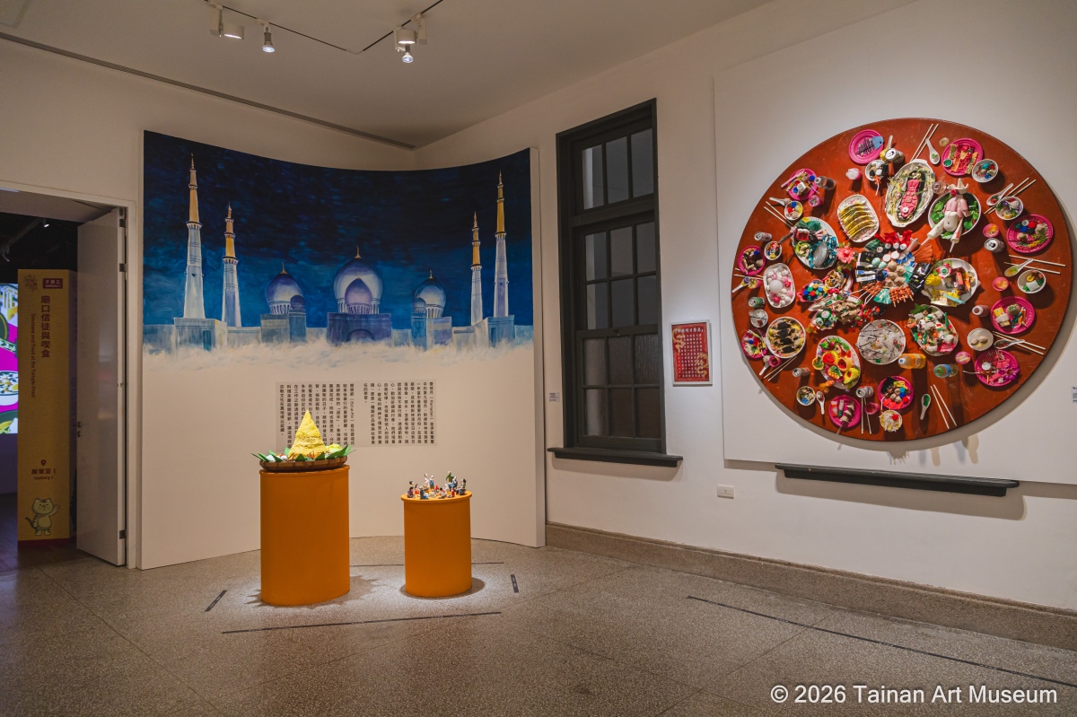 唐唐發 + FIDATI (PINDY WINDY)的〈星月前的感恩〉、林純用的海廢藝術〈明日餐桌〉及香港藝術家vawongsir的〈加多雙筷〉藝術計畫，呈現臺灣特有的自由與包容視角。（圖片提供：南美館）