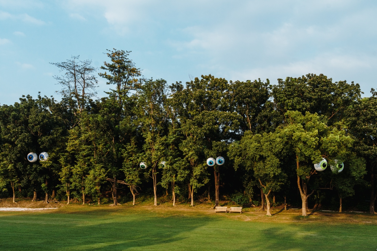 英國藝術家痞子路克（Filthy Luker）的作品《果嶺大眼睛》，彷彿森林長出了生動的表情。（圖片提供：高雄市文化局）
