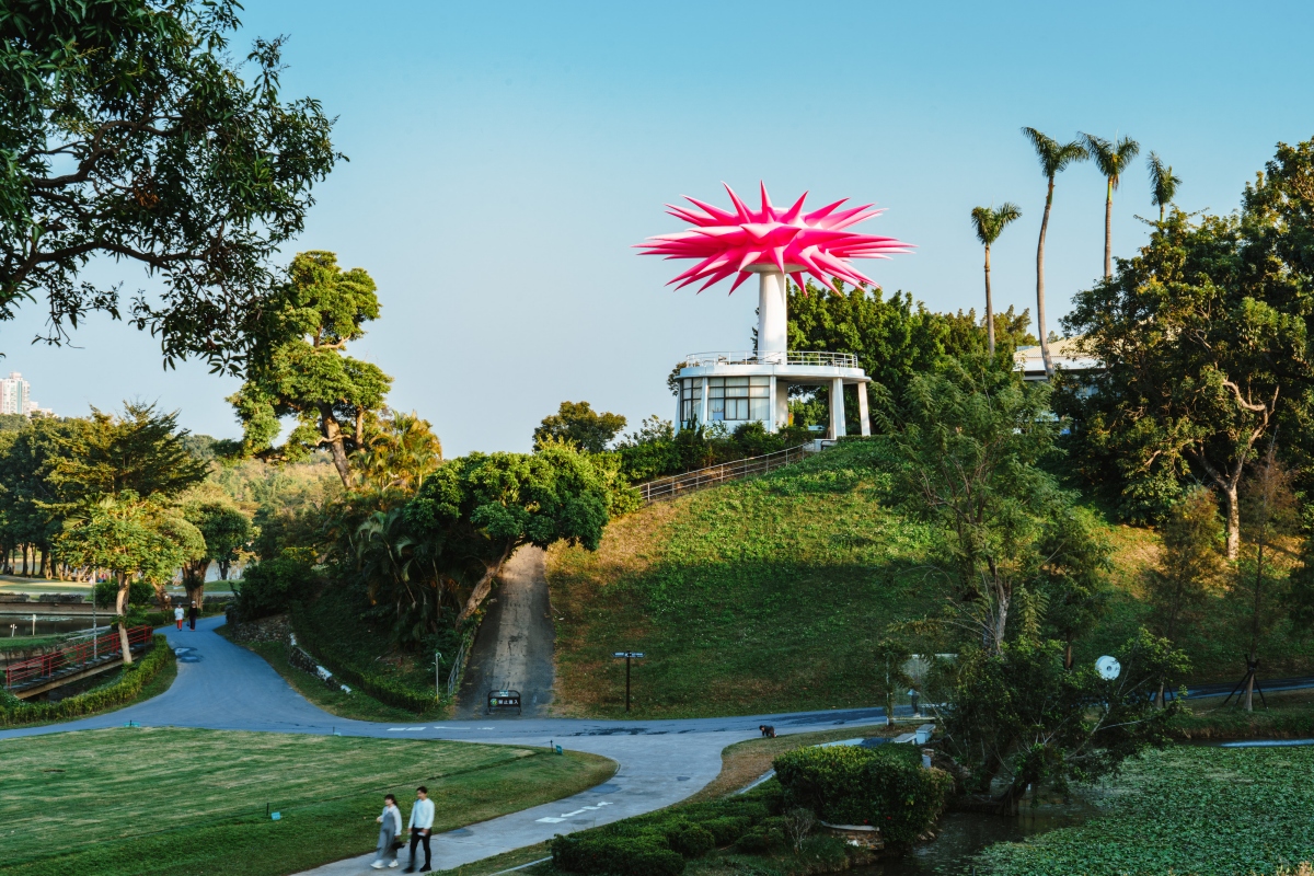 作品《冠》環繞高雄果嶺自然公園圓塔，是英國藝術家Steve Messam的作品，他擅長以充氣裝置回應在地環境與建築特色。（圖片提供：高雄市文化局）