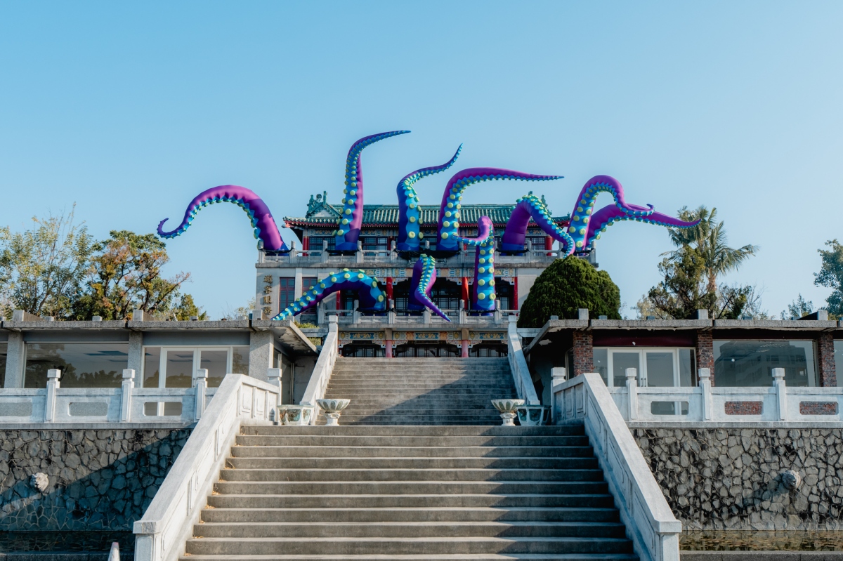 英國Filthy Luker（痞子路克）於澄清湖淡水館設置新作《章魚來襲》。（圖片提供：高雄市文化局）