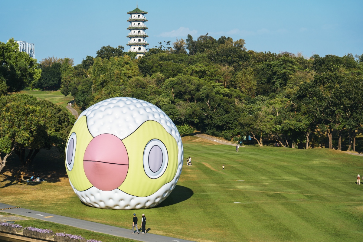 臺灣藝術家張騰遠的《鸚鵡模仿術-高爾夫球》，是直徑12公尺、放大近350倍的巨型高爾夫球。（圖片提供：高雄市文化局）