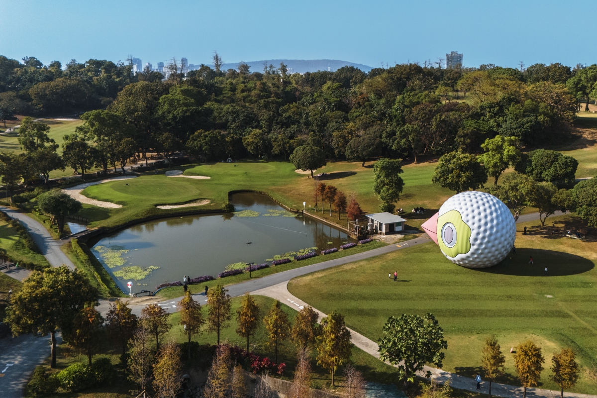 臺灣藝術家張騰遠的《鸚鵡模仿術-高爾夫球》，創作靈感來自果嶺自然公園的視野與周邊豐富的鳥類生態。（圖片提供：高雄市文化局）