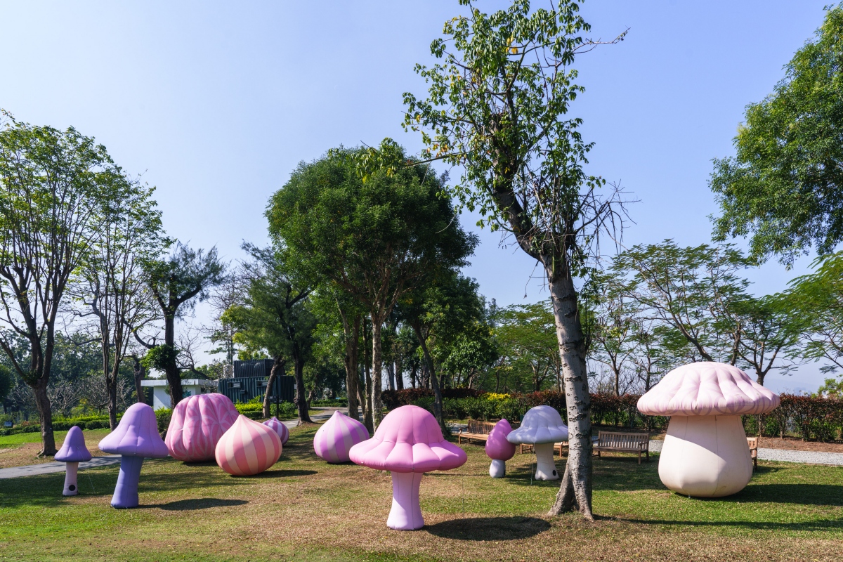 夢幻的《仙女圈》是藝術家尹子潔的作品，彷彿形成一處森林裡的秘密基地，等著大家來探索。（圖片提供：高雄市文化局）