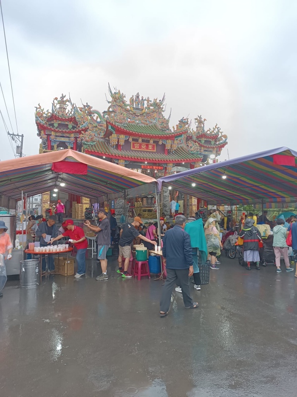 沿途發心送食物的民眾（圖片提供：馮國瑄）