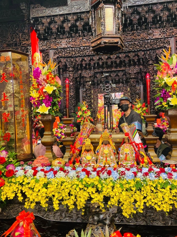 遶境前，媽祖被請出神龕，準備登轎。（圖片提供：馮國瑄）