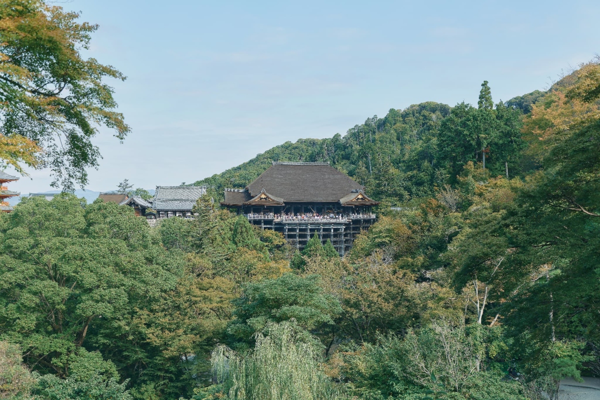 MUJI BASE KYOTO kiyomizu鄰近世界遺產清水寺，不僅可感受京都觀光地的繁華，也能貼近此地日常生活的氣息。（圖片來源：株式会社良品計画）