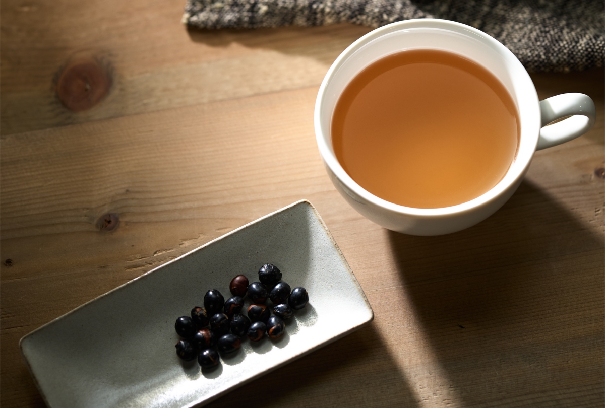 1樓櫃檯與休憩空間提供茶飲款待服務，旅客可從無印良品3款茶品中，透過香氣與茶葉色澤挑選喜愛的茶款，並在現場沖泡後提供。（圖片來源：株式会社良品計画）