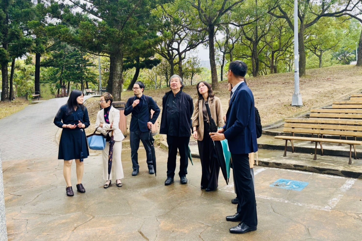 建築大師坂茂與基金會團隊場勘基地，了解園區周邊環境與動線。（圖片提供：大安森林公園之友基金會）