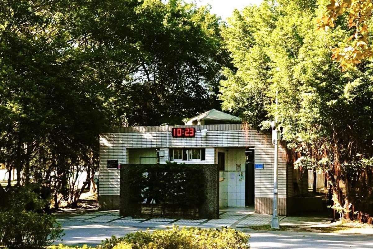 大安森林公園「4號公廁」改建前現況外觀，入口以植栽與矮牆形成基本遮蔽。（圖片提供：大安森林公園之友基金會）