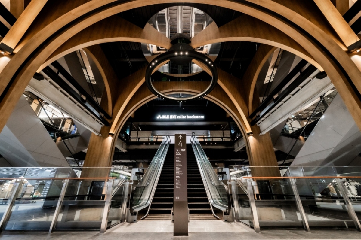 進駐新店裕隆城B1至4F、2023年9月開業的「誠品生活新店」，擁有1萬9千坪的壯闊空間尺度。（圖片來源：誠品生活）