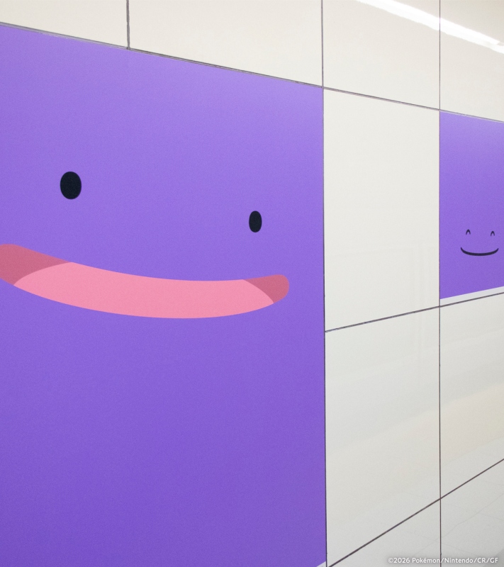 人們能一邊尋找在車站與車廂各處的百變怪，一邊享受這段有趣的搭乘地鐵體驗。（圖片來源：ポケモン情報局 X@poke_times）