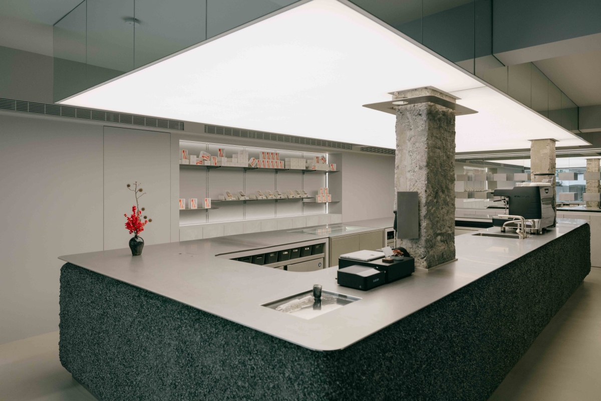 髙 GAO Taipei與本事空間製作所合作，中島立面嘗試以極具台灣在地觸感的擬石工法作為空間的皮膚，同時利用大面積的「光膜」來定義氛圍。（圖片提供：髙 GAO Taipei ）