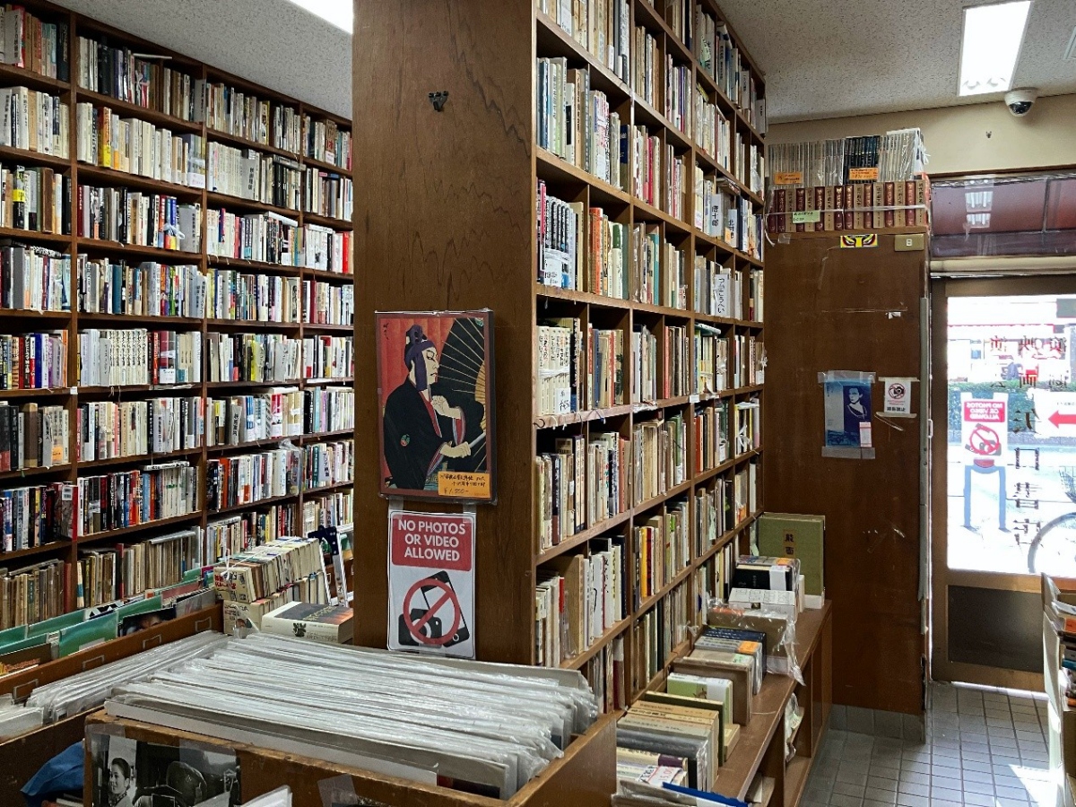 神保町的魅力，並非來自單一景點，而是在日常生活中層層累積的文化風景。街道兩側，古書店如星羅棋布的知識綠洲。（圖片提供：矢口書店）