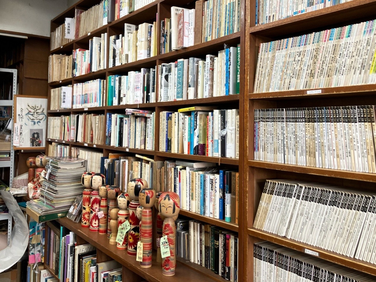 店內有高達天花板的書架，豐富收藏了與戲劇和電影相關的古書，還能發現當時藝人的海報等珍貴資料。（圖片提供：矢口書店）