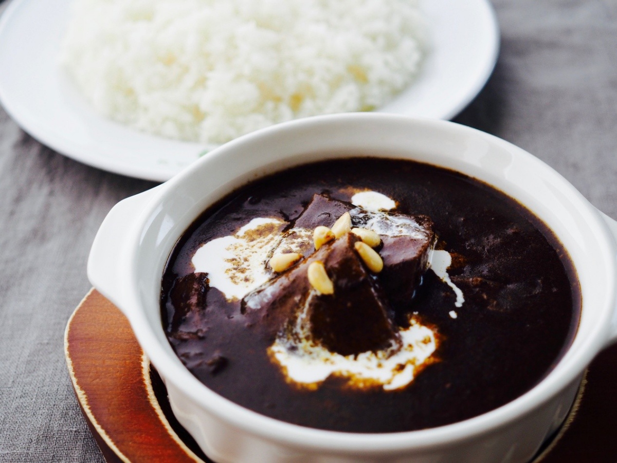 牛舌咖哩。牛舌歷經四小時以上細火慢燉，口感柔嫩、入口即化，濃郁肉香為咖哩醬汁增添圓潤深度。融合多蜜醬（Demi-glace sauce）調製，呈現出層次豐富、帶有高級感的咖哩風味。（圖片提供：スマトラカレー共榮堂）