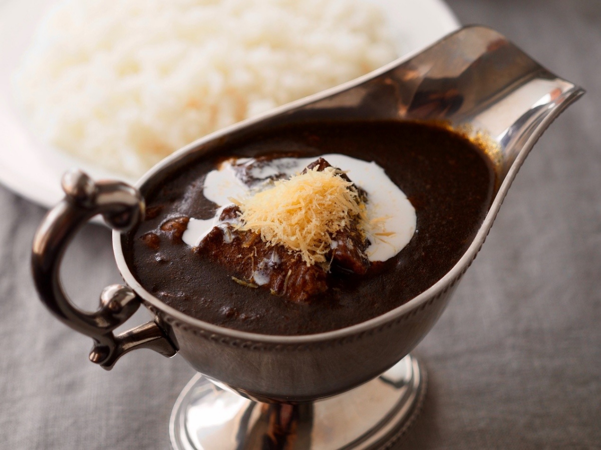 以牛肉濃縮旨味熬製的高湯為基底的牛肉咖哩。融合紅酒與咖哩醬汁，香氣馥郁、風味深厚，呈現層次分明、餘韻悠長的經典咖哩。（圖片提供：スマトラカレー共榮堂）