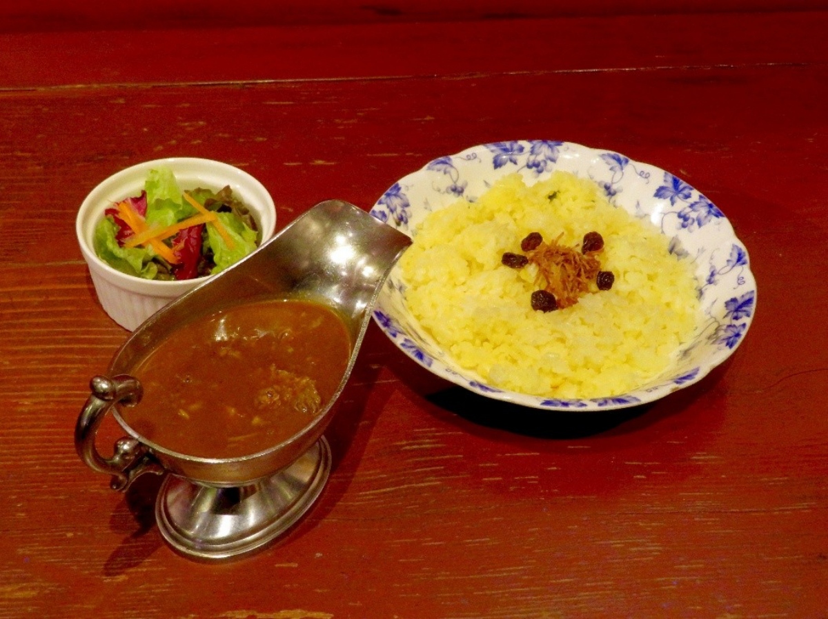 神保町的咖哩店據說超過400家，從歐風咖哩、日式咖哩、香料咖哩，到以印度與尼泊爾為代表的南亞系咖哩，甚至創意咖哩烏龍麵、咖哩拉麵等類型豐富。（圖片提供：ギャラリー珈琲店 古瀬戸）