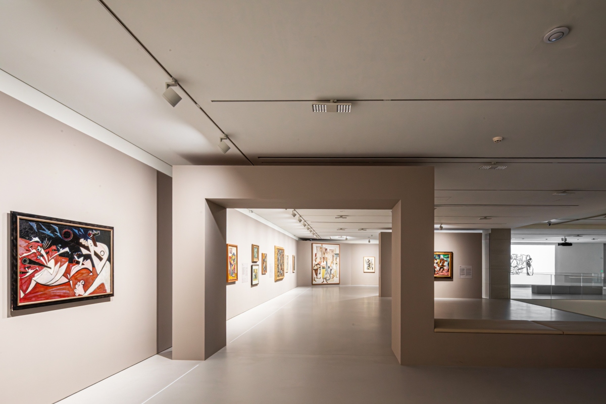 「KOREA FOCUS」展區中，探討 20 世紀初巴黎對韓國現代藝術形成的意義，並展示西方前衛藝術如何轉譯為韓國的感性。（圖片來源：Centre Pompidou Hanwha） 