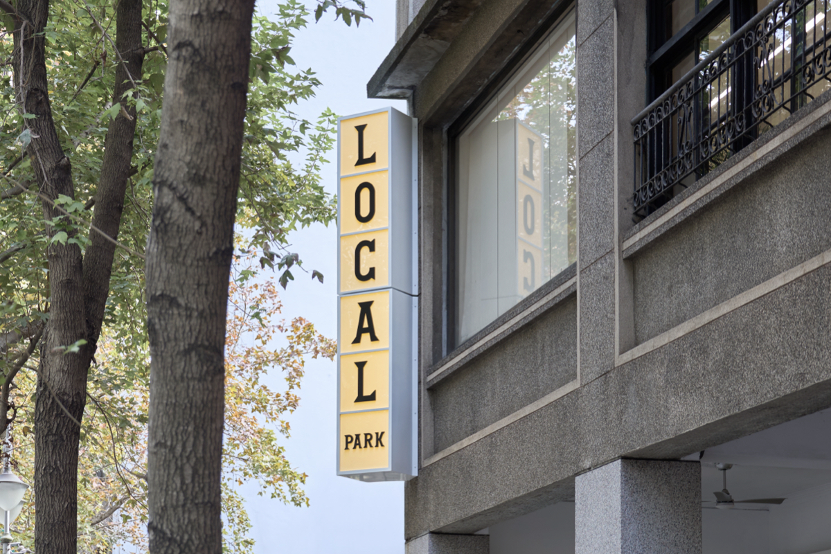 台北「Local Local Park」全日餐酒館，結合泰式餐桌、現場駐唱的城市客廳