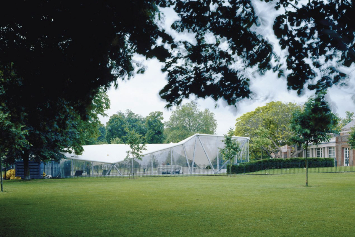 2026倫敦蛇形藝廊展亭亮相！Lanza Atelier致敬英式花園波浪牆，以「跳舞的紅磚牆」擁抱綠意