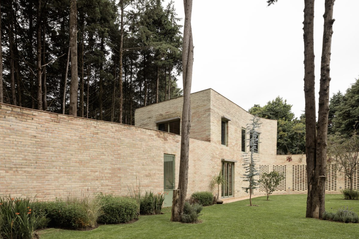 2026倫敦蛇形藝廊展亭亮相！Lanza Atelier致敬英式花園波浪牆，以「跳舞的紅磚牆」擁抱綠意