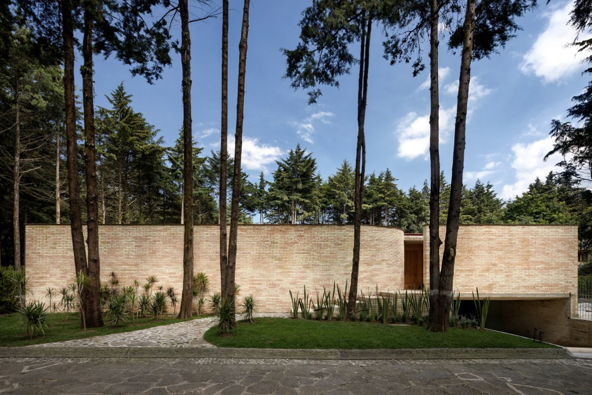 2026倫敦蛇形藝廊展亭亮相！Lanza Atelier致敬英式花園波浪牆，以「跳舞的紅磚牆」擁抱綠意