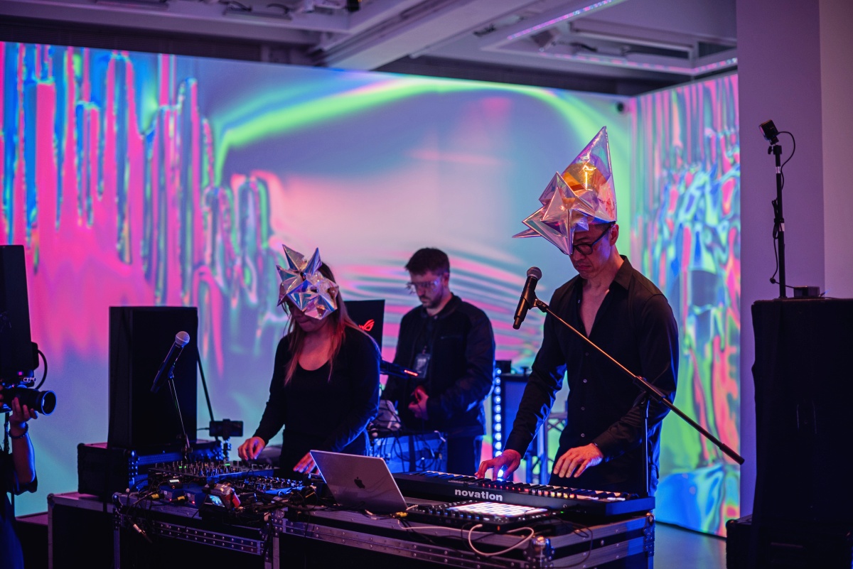 易世界，《易宇宙派對》，由⼤館當代美術館為「藝術家之夜2025」委任創作，由秦文娟與王姝曼策劃。（攝影：戴毅龍與何家豪）