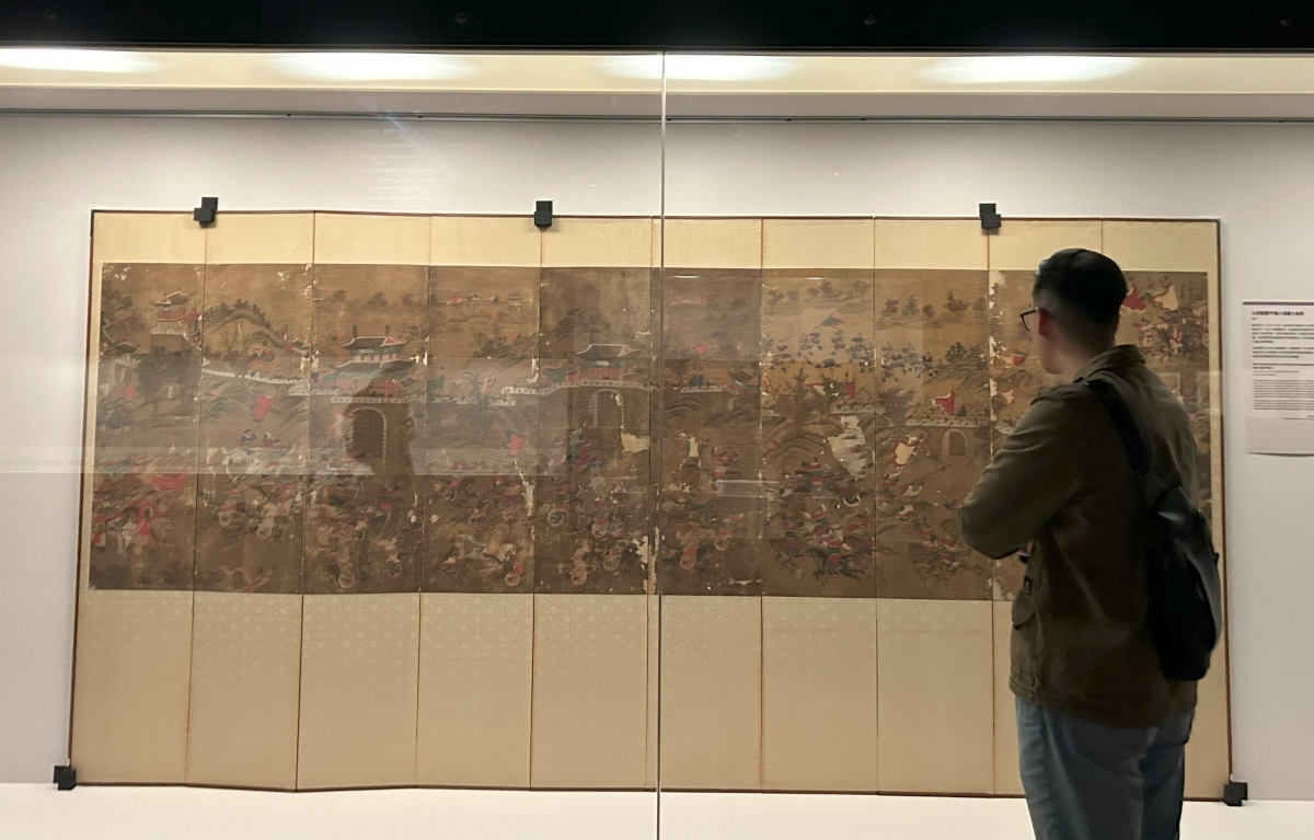 表現壬辰戰爭的傳世作品屈指可數，韓國高麗大學博物館所藏〈壬辰戰勝平壤入城圖十曲屏〉人物眾多、表情與姿勢各異，十分精采。（圖片提供：故宮南院）