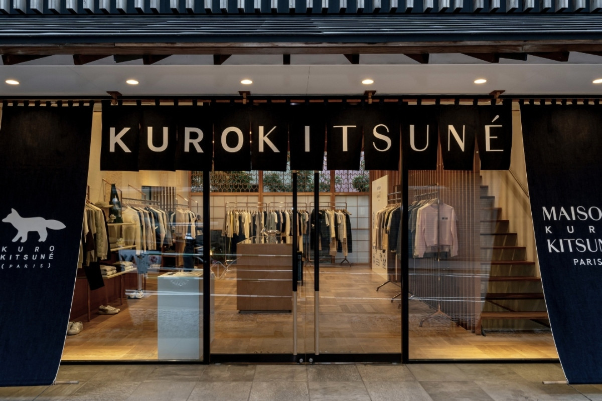 Maison Kitsuné代官山店換上KUROKitsuné聯名店裝。（圖片來源：Instagram @maisonkitsune）
