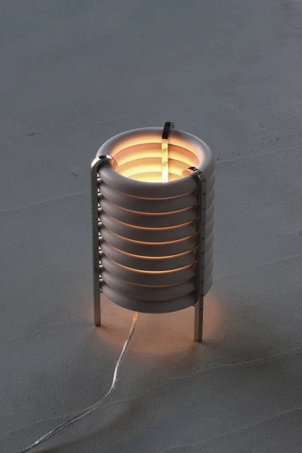 東京電車「手拉環」變燈具！永續設計賦予退役材料第二生命