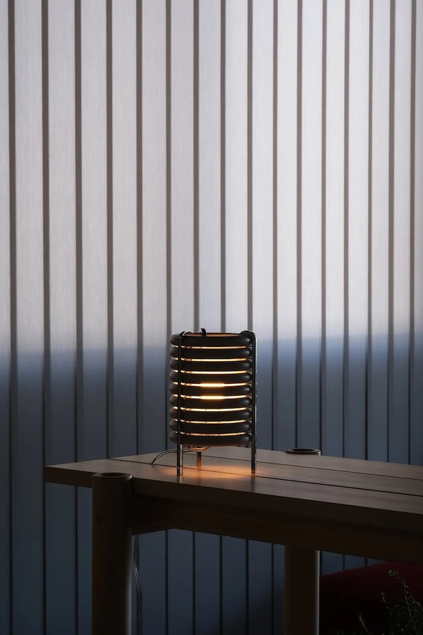 東京電車「手拉環」變燈具！永續設計賦予退役材料第二生命