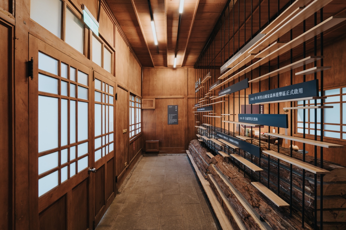 「森記・事 Forest Era｜林業故事館」以鋼索與金屬構件懸吊，呼應百年來阿里山林業所依賴的運材索道與鐵道系統。（圖片提供：宜東文化、攝影：黃覺深）