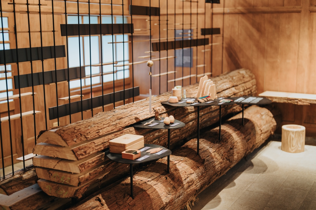 「森記・事 Forest Era｜林業故事館」以倒木象徵木材從自然資源轉化為生活器物，展示國產材在當代生活中的應用樣貌。（圖片提供：宜東文化、攝影：黃覺深）