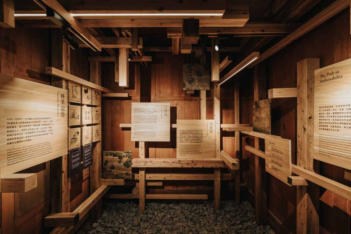 「森記・事 Forest Era｜林業故事館」透過包覆的木構空間，引導觀者理解生態林與經濟林的差異。（圖片提供：宜東文化、攝影：黃覺深）