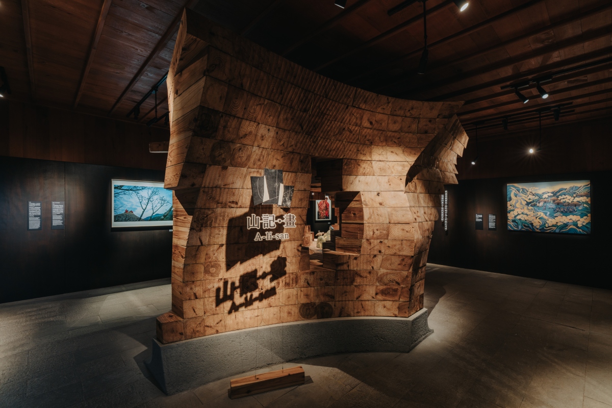 「山記・畫 A-lí-san｜山野創作館」空間設計靈感來自「樹冠羞避(Crown Shyness)」現象，樹木之間彼此保留距離，卻共同形成林冠層。（圖片提供：宜東文化、攝影：黃覺深）
