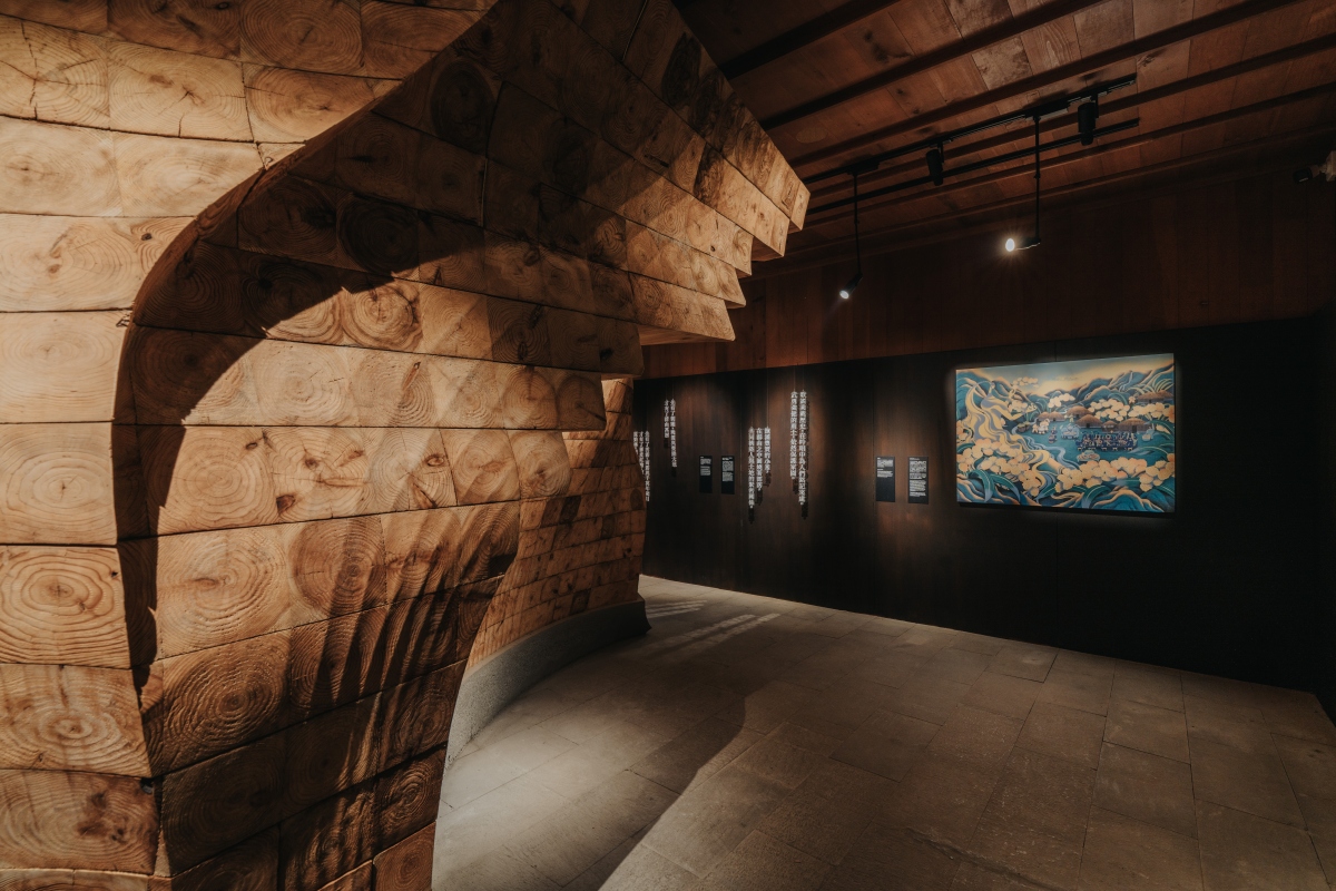 「山記・畫 A-lí-san｜山野創作館」以不規則構面與流動動線打破傳統展場框架。（圖片提供：宜東文化、攝影：黃覺深）