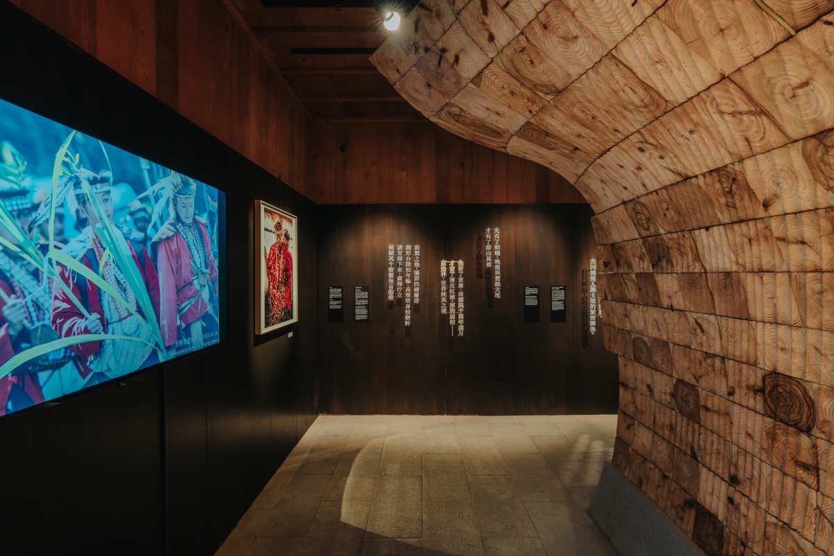 現場播放鄒族戰祭（Mayasvi）中的歷史頌與青年頌錄音；也透過青年攝影師黃煌智、林軒朗的紀錄，凝結祭儀傳承的當代面貌。（圖片提供：宜東文化、攝影：黃覺深）