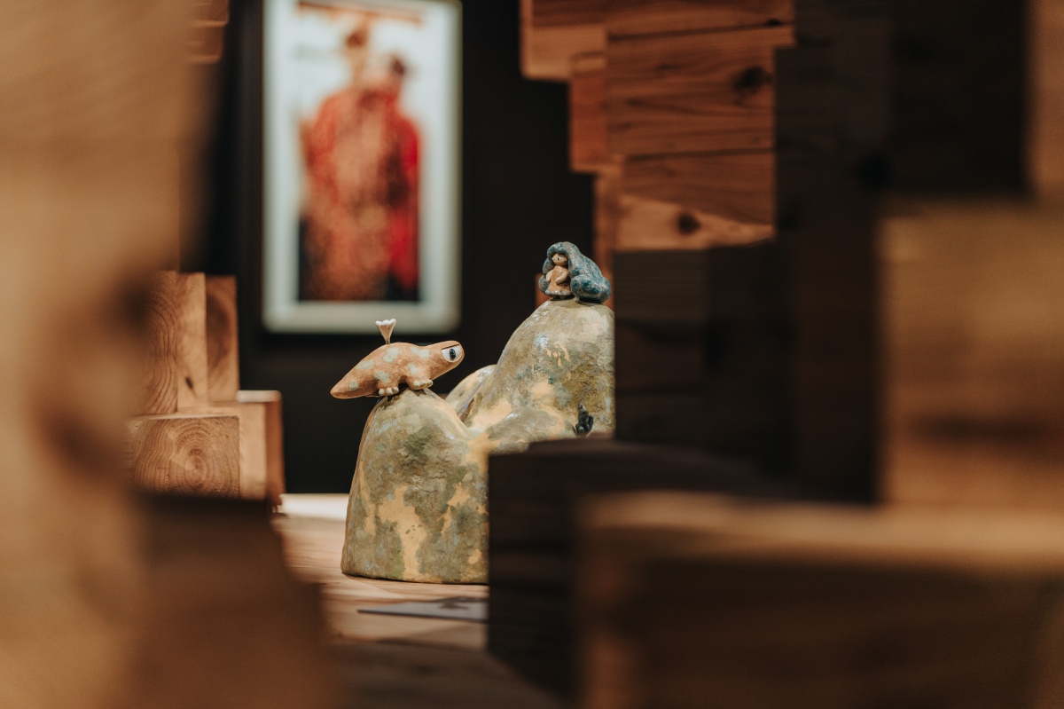 藝術家HOM徐至宏以陶藝回應高一生獄中創作〈杜鵑山〉，讓歷史的創作精神在另一種媒材中延續。（圖片提供：宜東文化、攝影：黃覺深）