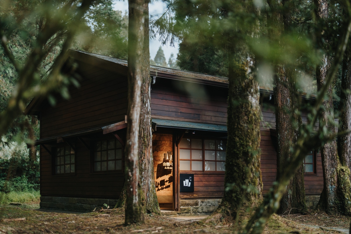 位於阿里山森林遊樂區的「森記・事 Forest Era｜林業故事館」與「山記・畫 A-lí-san｜山野創作館」兩處主題展館正式啟用。（圖片提供：宜東文化、攝影：黃覺深）