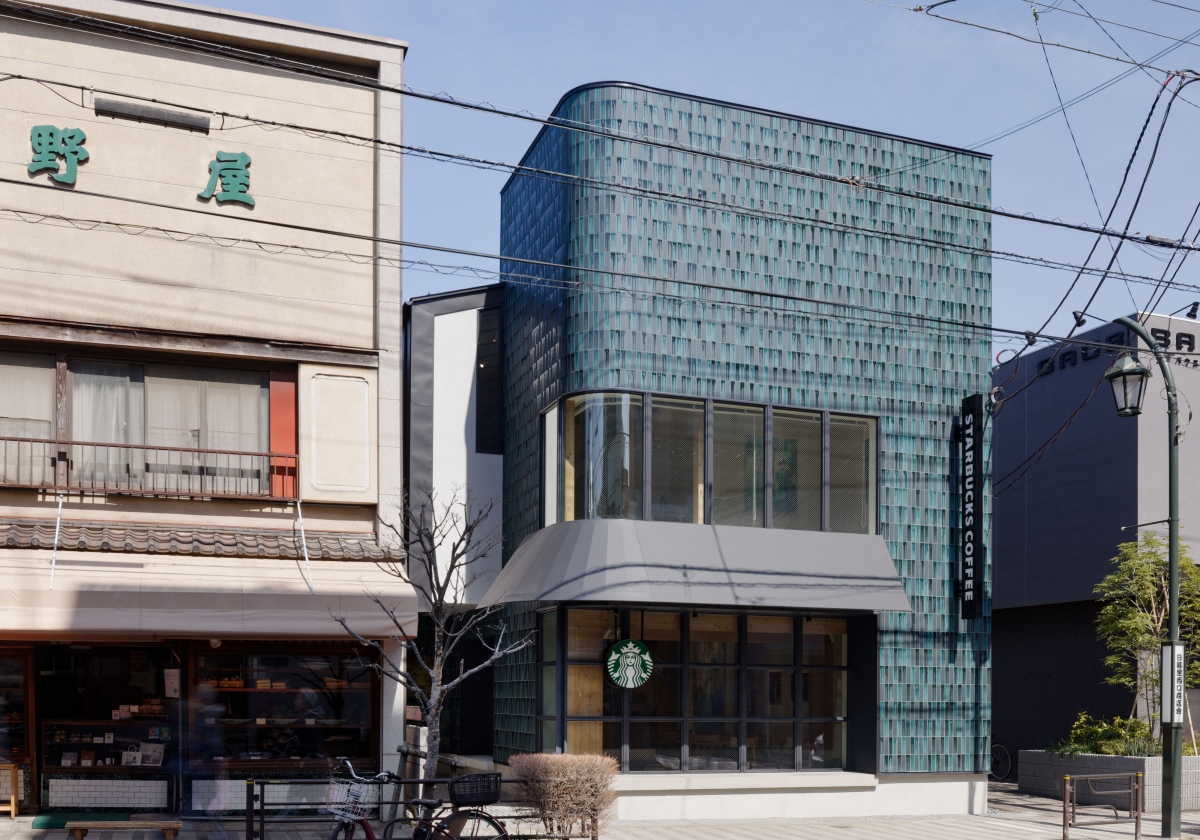 「Starbucks Cafe & Art Gallery 谷中御殿坂」以「藝與咖啡的交會點」為概念，是一棟向谷中歷史與文化致敬的兩層樓木造建築。（圖片來源：Starbucks Coffee Japan、攝影：Ryo Yoshiya）