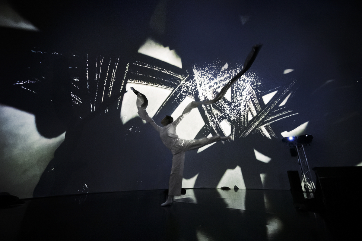 香港FutureScope特展《浪書——筆陣圖》，用科技藝術重構書法筆觸、水袖舞身段