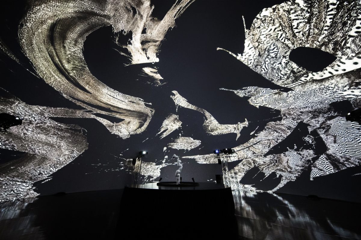 香港FutureScope特展《浪書——筆陣圖》，用科技藝術重構書法筆觸、水袖舞身段