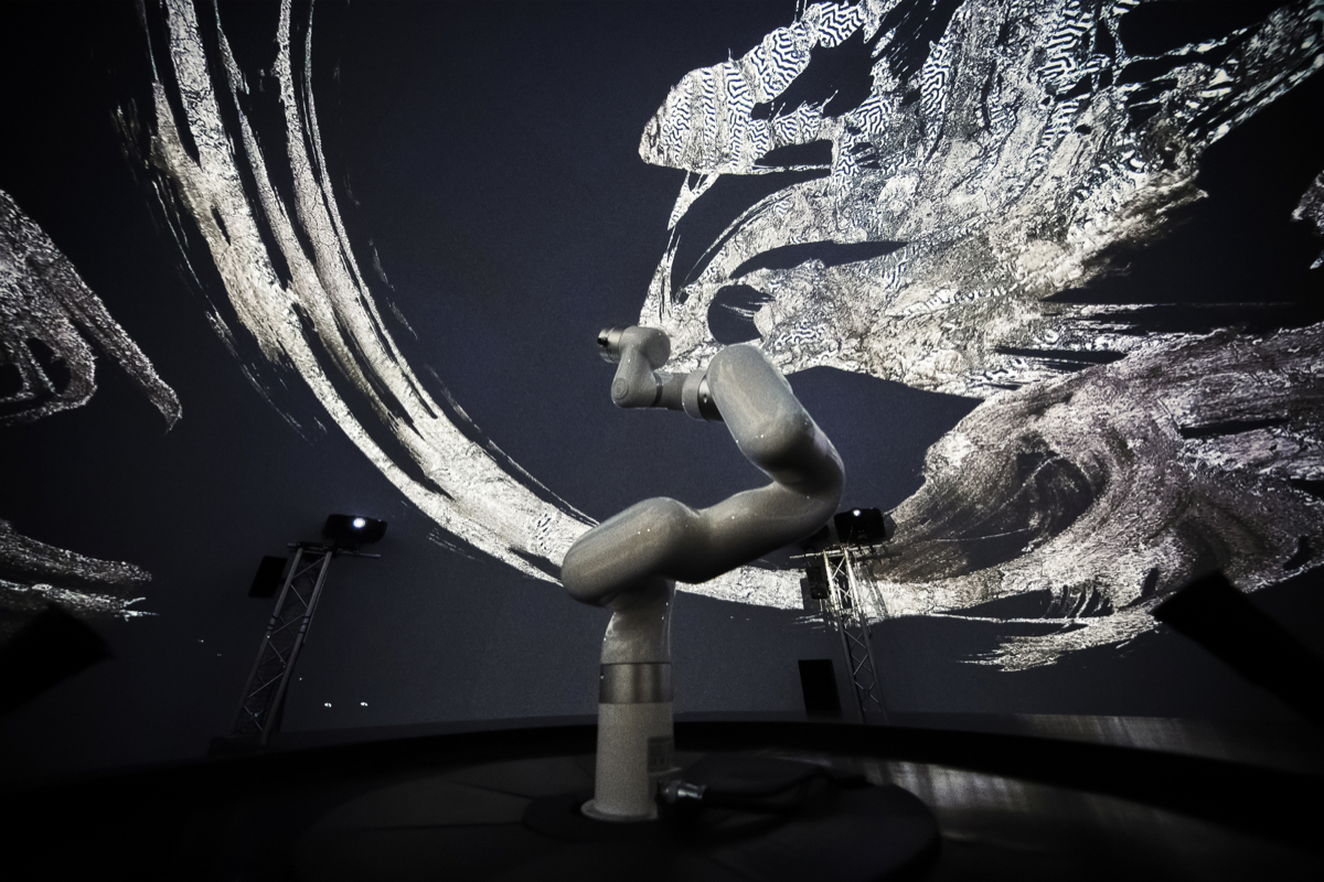 香港FutureScope特展《浪書——筆陣圖》，用科技藝術重構書法筆觸、水袖舞身段