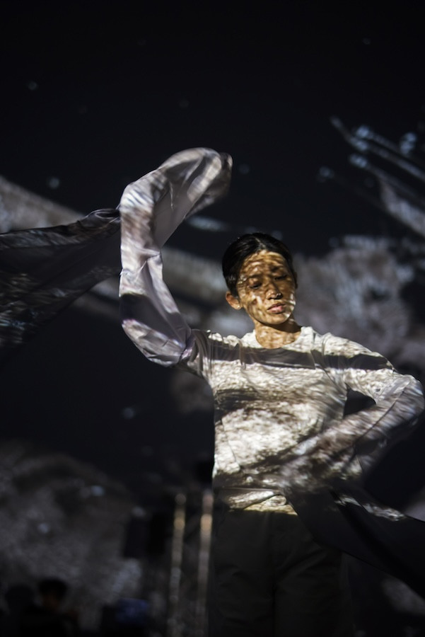 香港FutureScope特展《浪書——筆陣圖》，用科技藝術重構書法筆觸、水袖舞身段