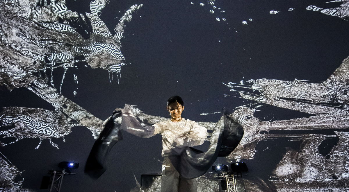 香港FutureScope特展《浪書——筆陣圖》，用科技藝術重構書法筆觸、水袖舞身段