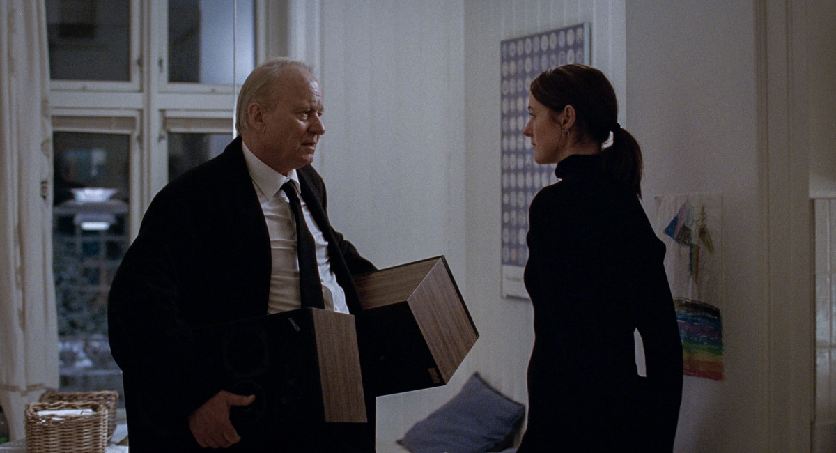 多年不見的父親突現身母親追悼會。（圖片提供：海鵬影業）